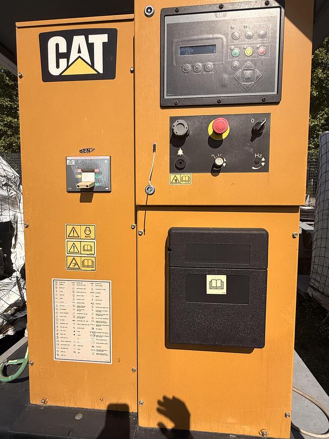 Caterpillar  C15 generator complete with motor, alternator and trailer.