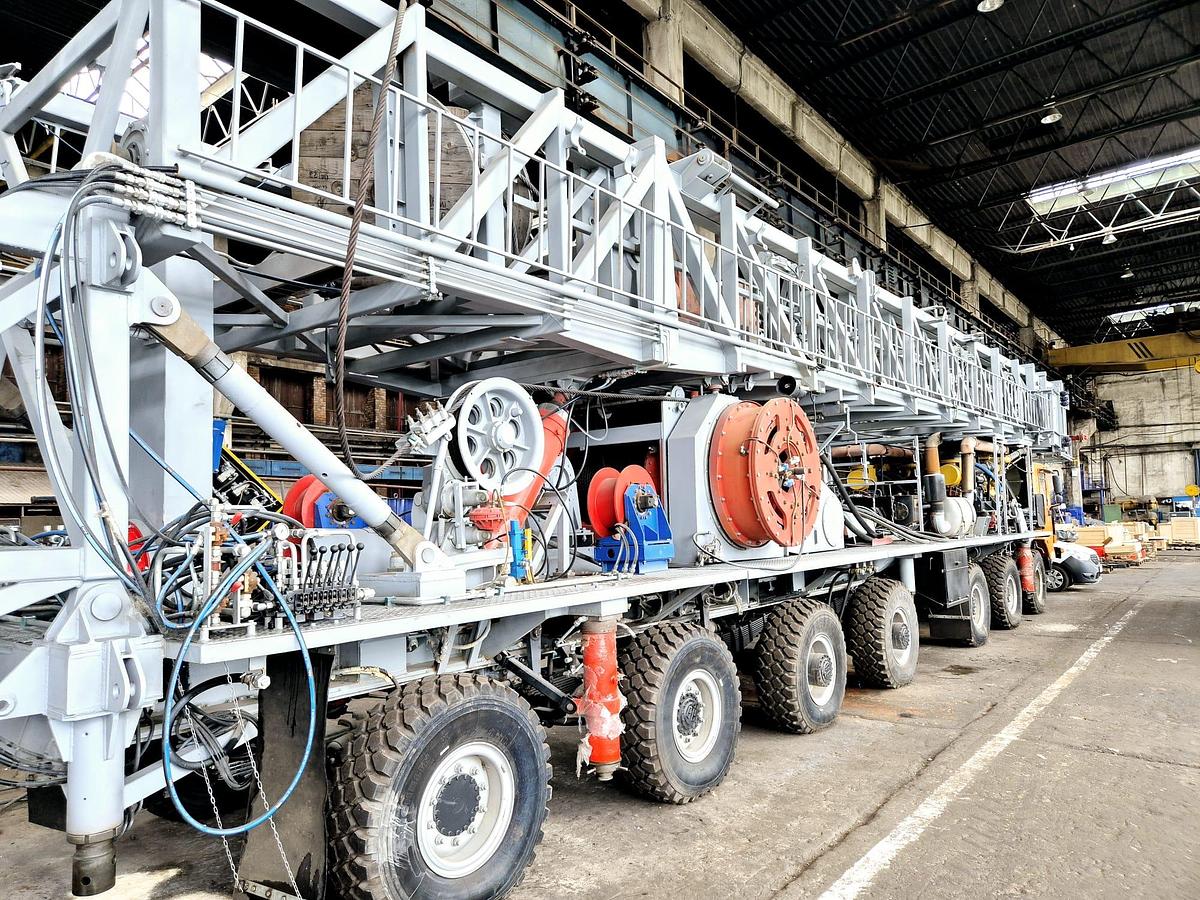 2026 built 1000 HP truck mounted 225t hook load rig.