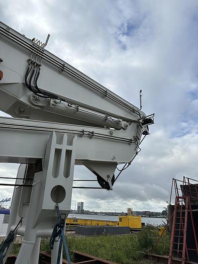 Knuckle-boom crane Sormec M650/EL 34 tons excellent condition.