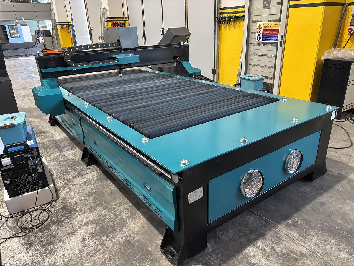 Usato TAGLIO PLASMA STARTFIRE  3.000 mm x 1.500 mm GENERATORE 120 A.