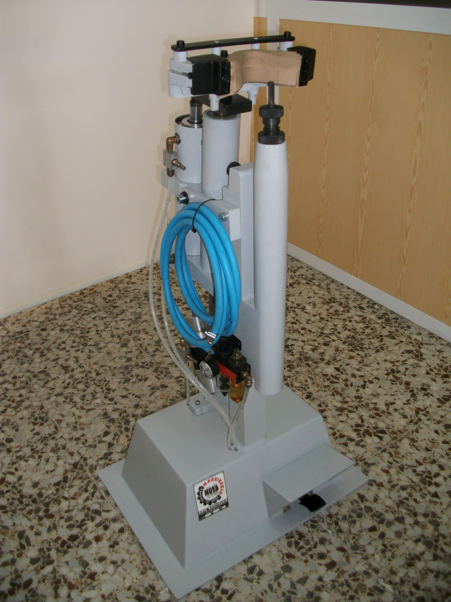 Used LAST PULLING PNEUMATIC MACHINE