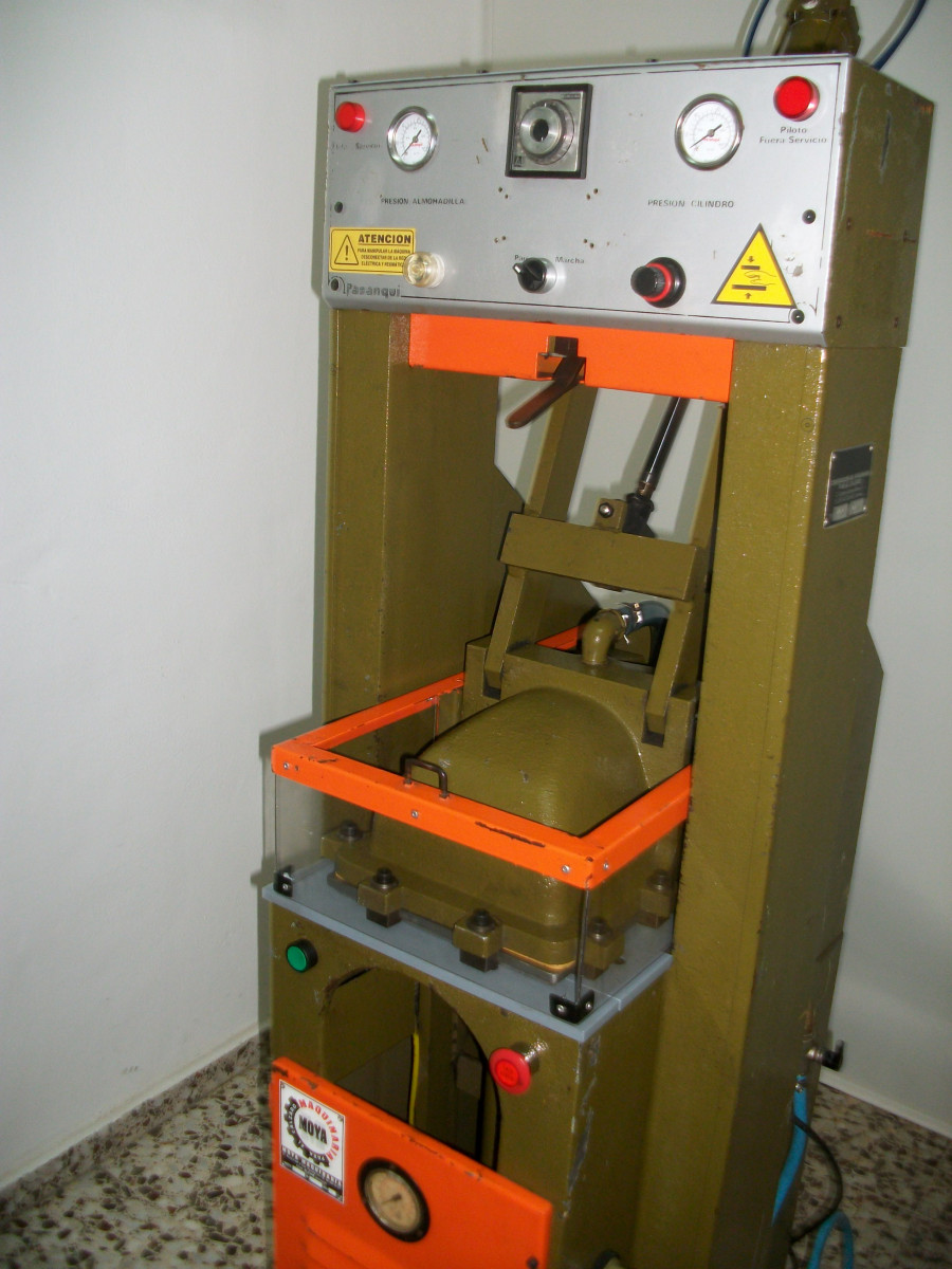 Used SOLE ATTACHING PRESS MACHINE