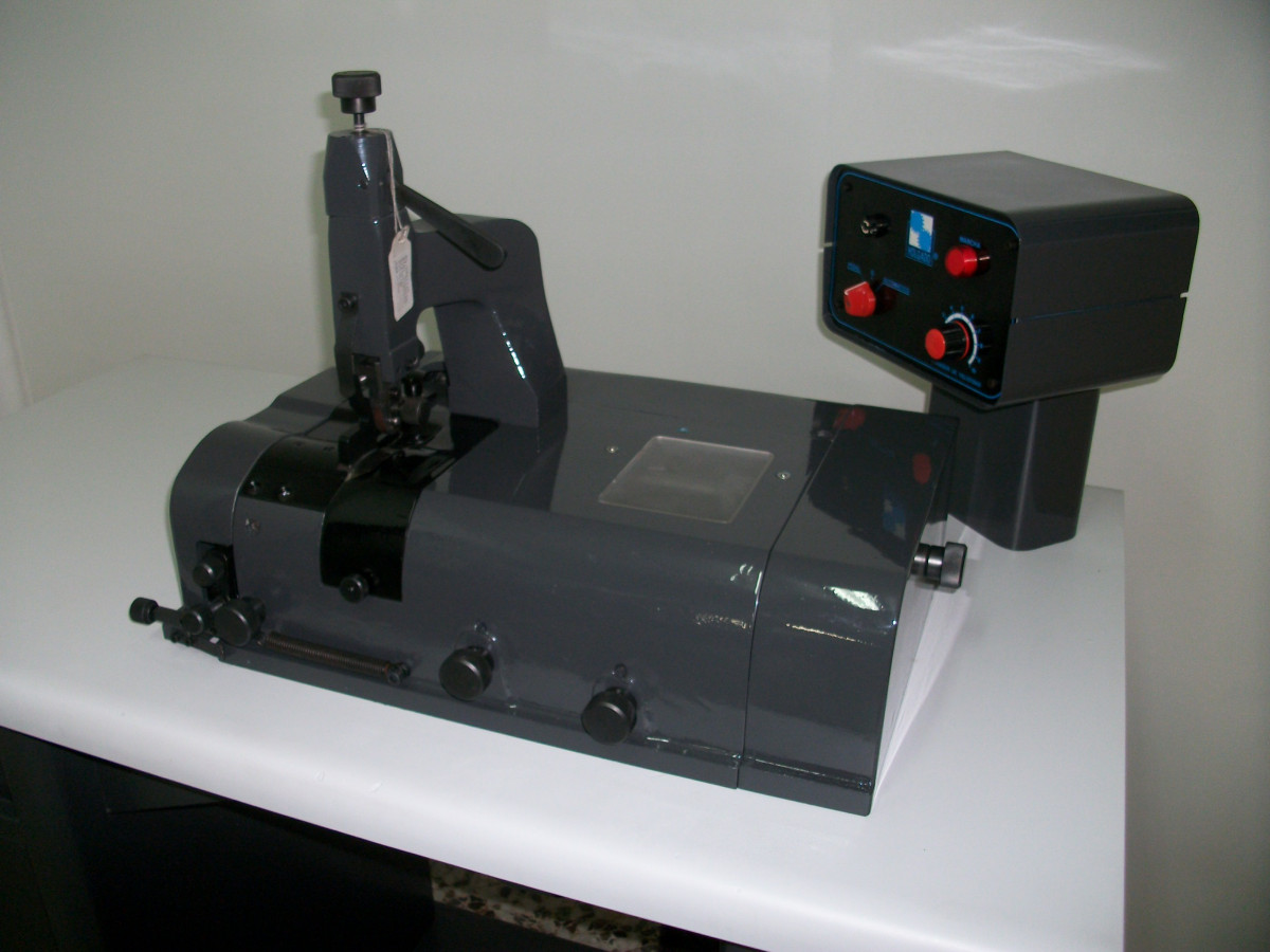 Usado MAQUINA DE REBAJAR PIEL HOLGADO, CON ASPIRACION