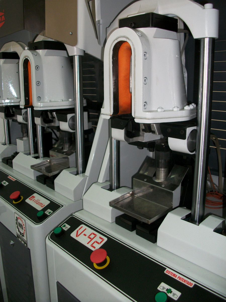 Usado MAQUINA DE MOLDEAR TALONES, VIFAMA V92