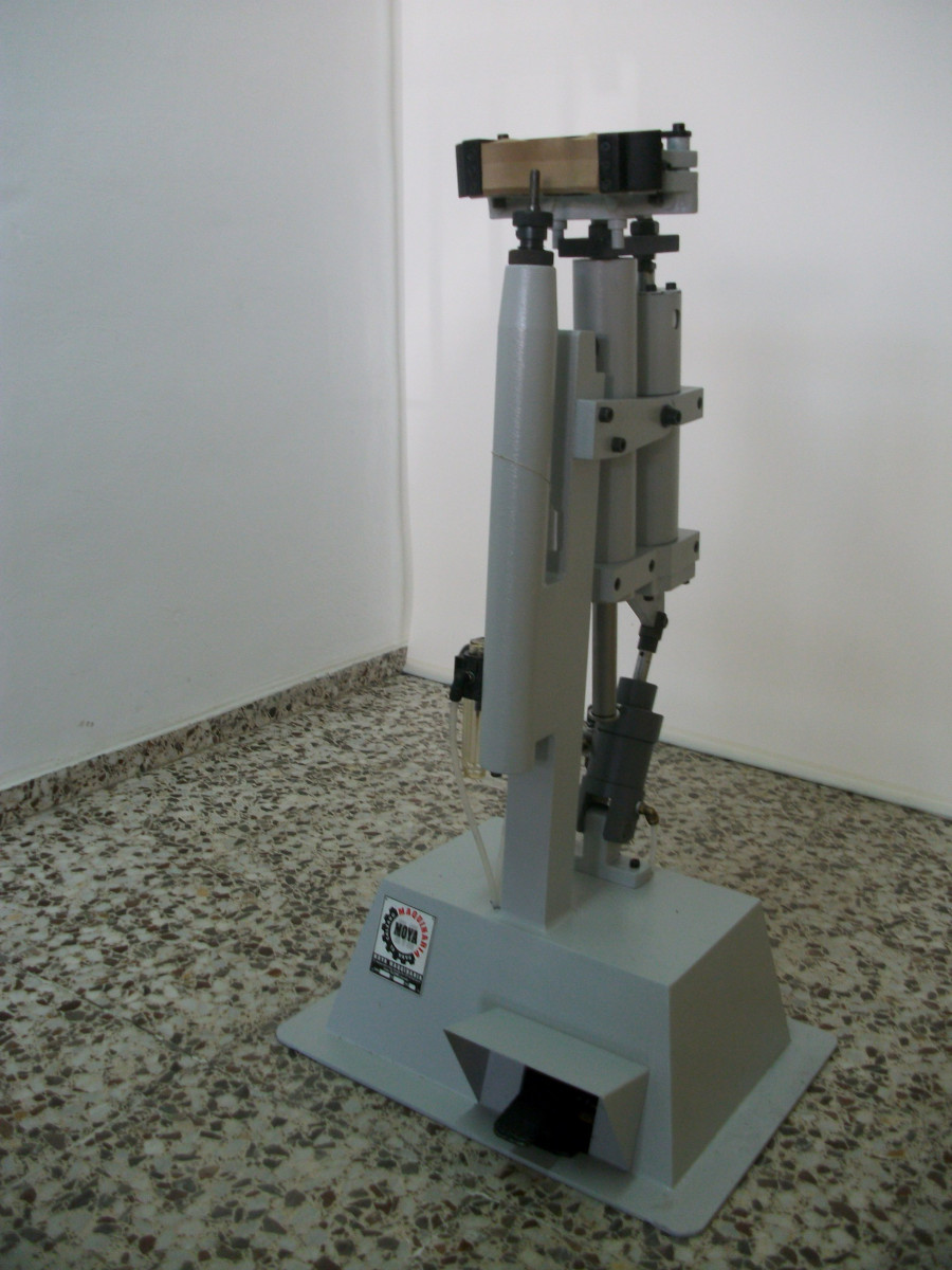 Used LAST PULLING PNEUMATIC MACHINE