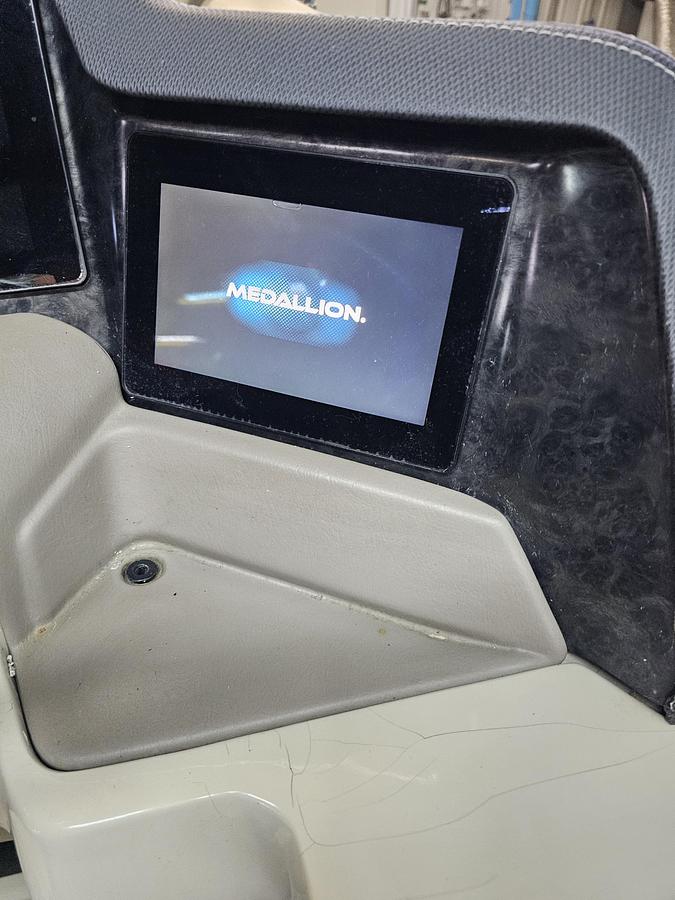 Used 2021 Avalon Excalibur winshield