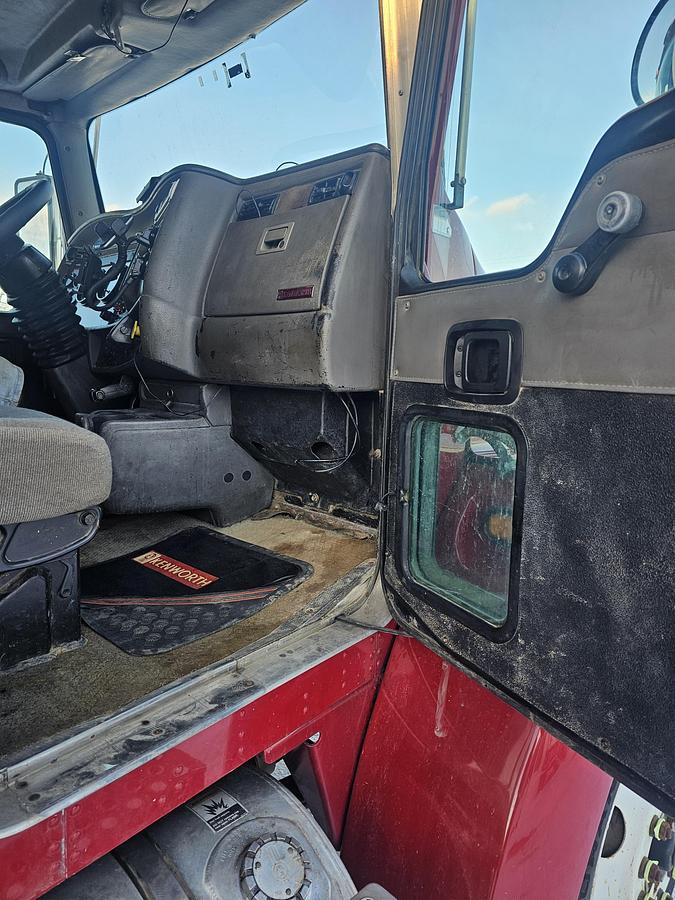 Used 2005 Kenworth T300