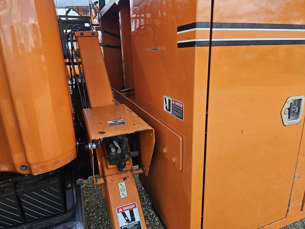 Used 2011 Freightliner / Altec M2106/ LRV56