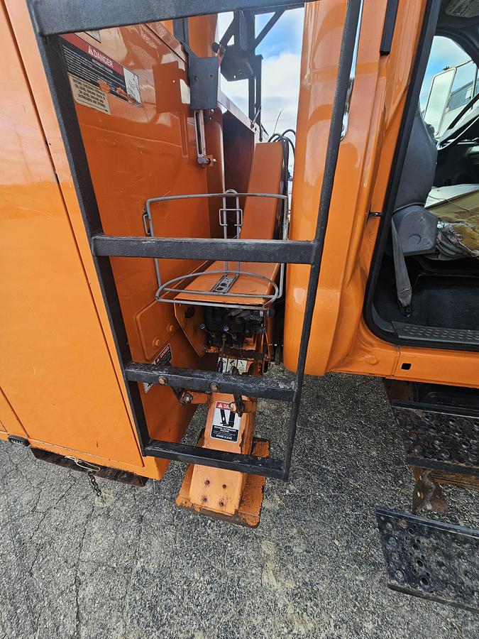 Used 2010 Ford /  Altec F750/ LRV55