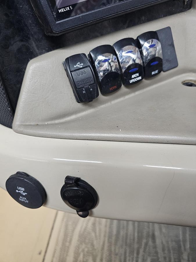 Used 2021 Avalon Excalibur winshield