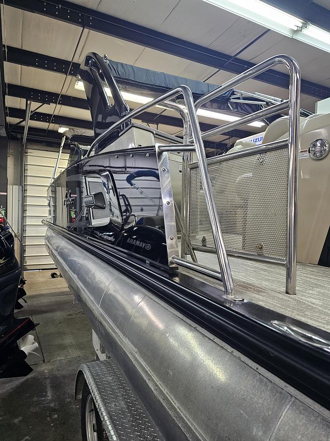 Used 2021 Avalon Excalibur winshield