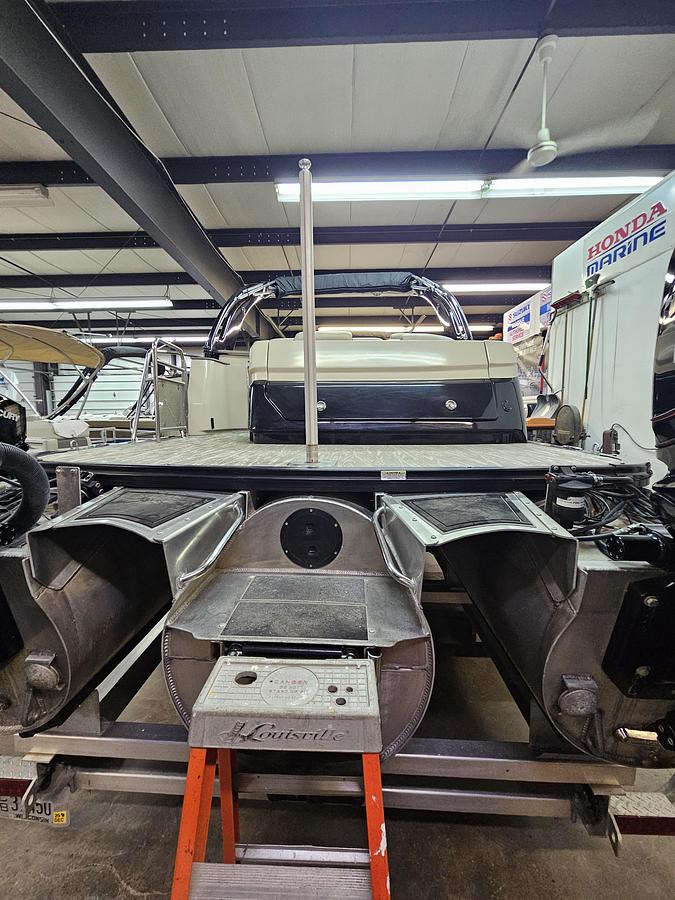 Used 2021 Avalon Excalibur winshield