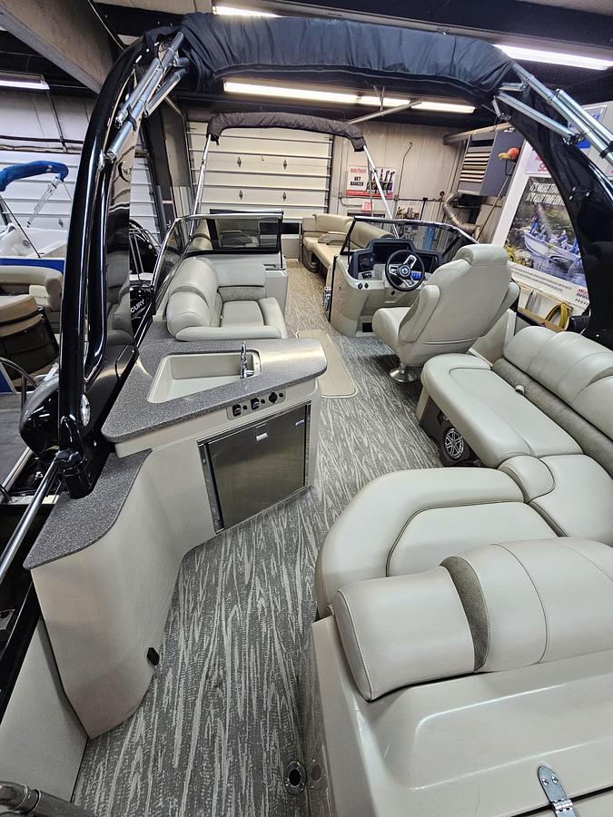 Used 2021 Avalon Excalibur winshield