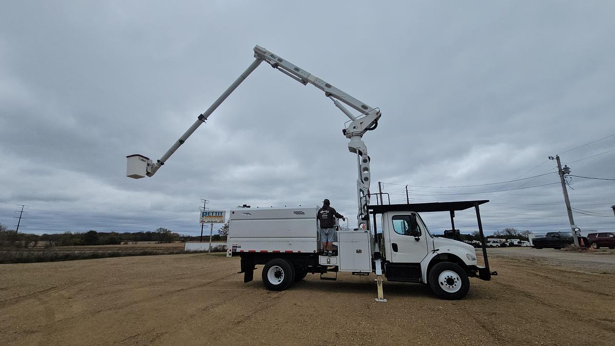 Used 2015 Freightliner / Altec M2106/ LRV60-E70