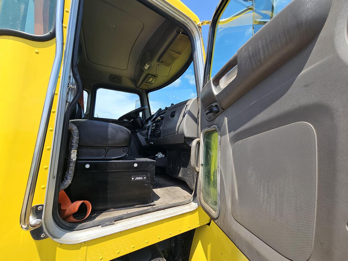 Used 2014 Peterbuilt 382