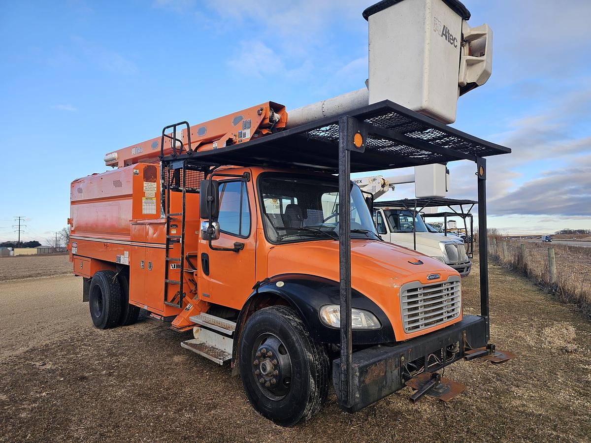 Used 2011 Freightliner / Altec M2106/ LRV56