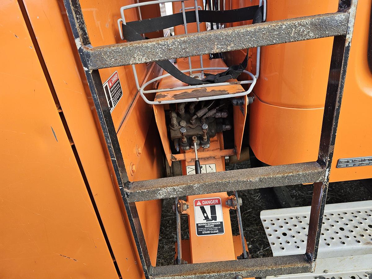 Used 2011 Freightliner / Altec M2106/ LRV56