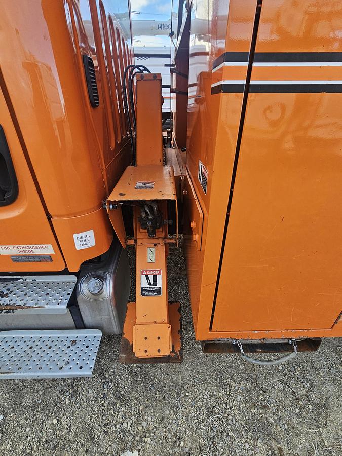 Used 2011 Freightliner / Altec M2106/ LRV56