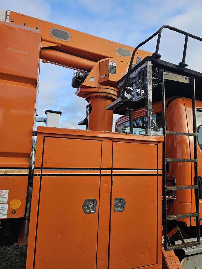 Used 2011 Freightliner / Altec M2106/ LRV56