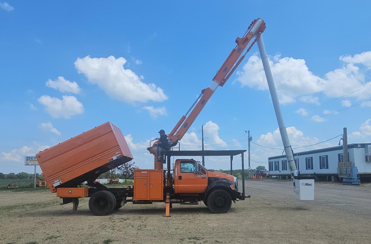 Used 2015 Ford / Altec F750 / LR756