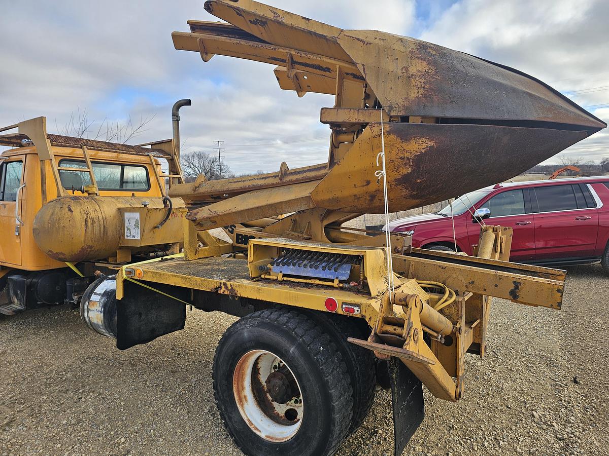 Used 2001 International 4900 Tree Spade