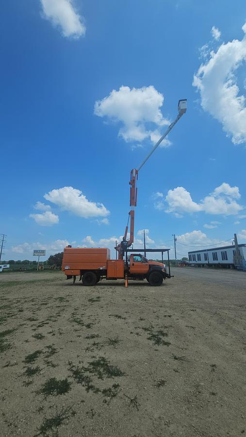 Used 2015 Ford / Altec F750 / LR756