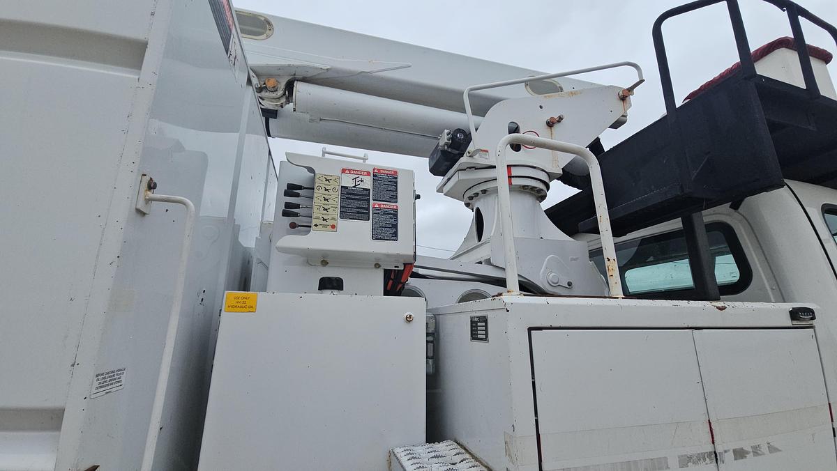 Used 2015 Freightliner / Altec M2106/ LRV60-E70