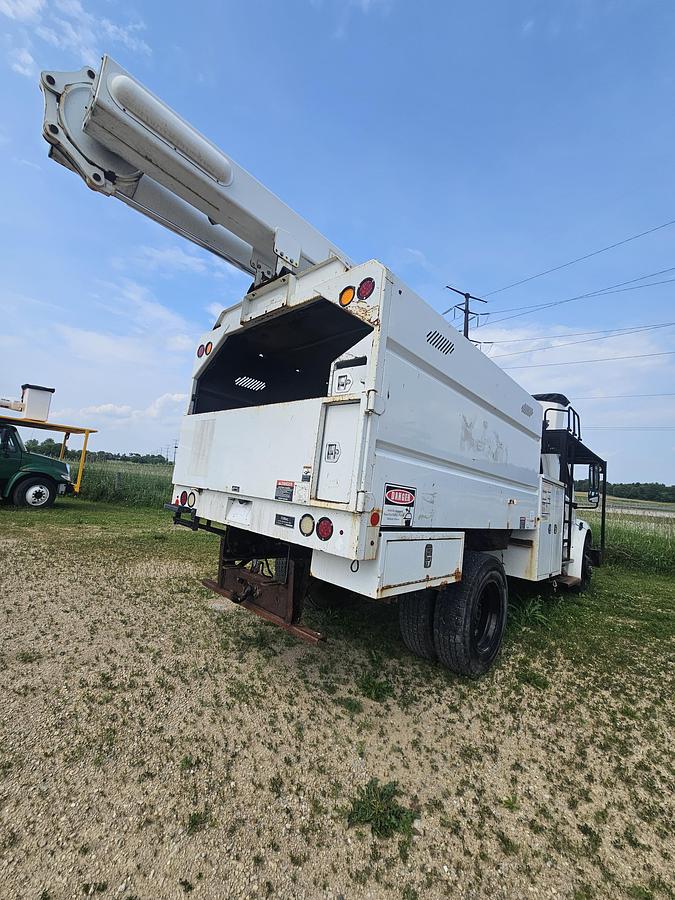 Used 2011 Freightliner / Altec M2106/ LRV55