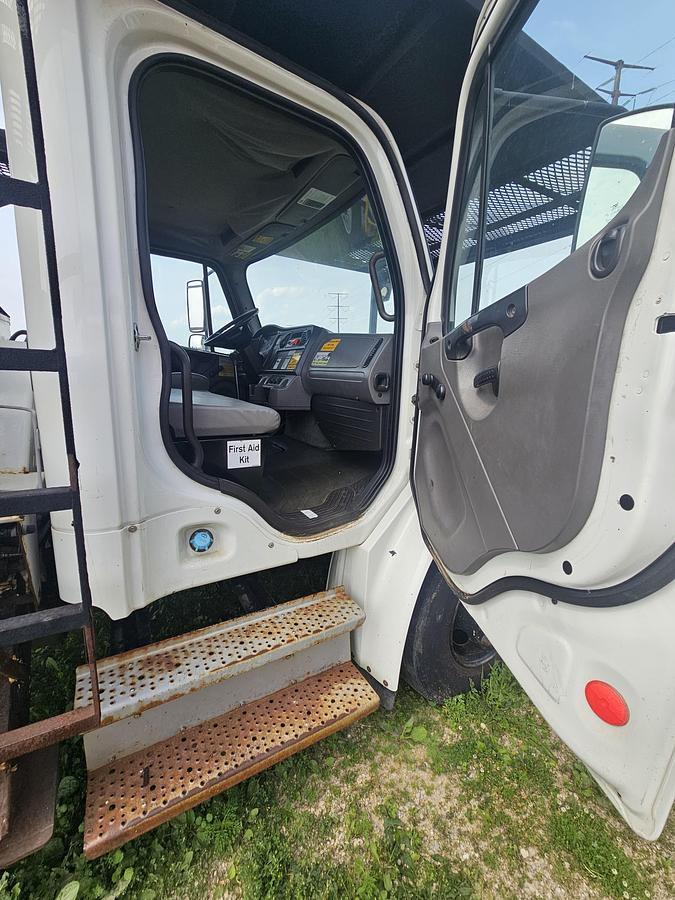 Used 2011 Freightliner / Altec M2106/ LRV55