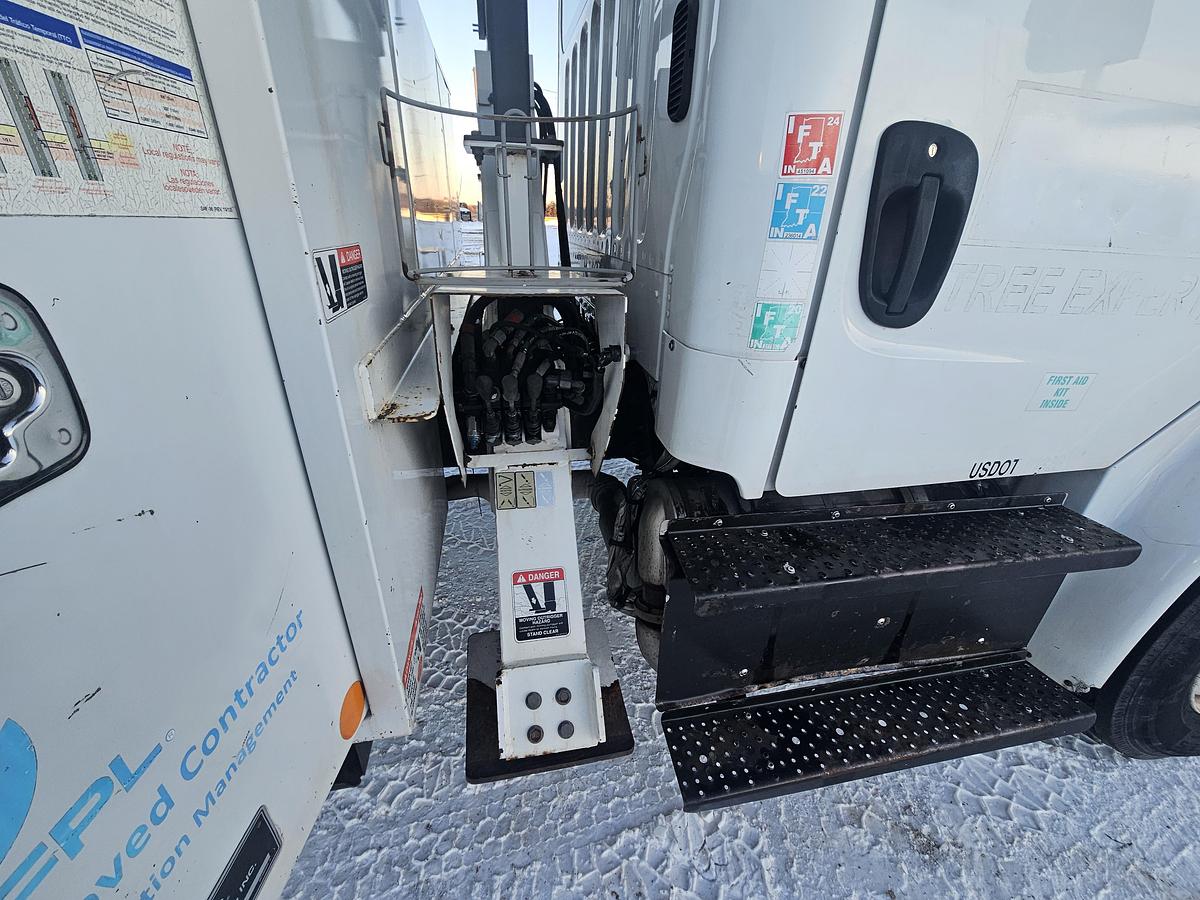 Used 2016 Freightliner / Altec M2106/ LRV58