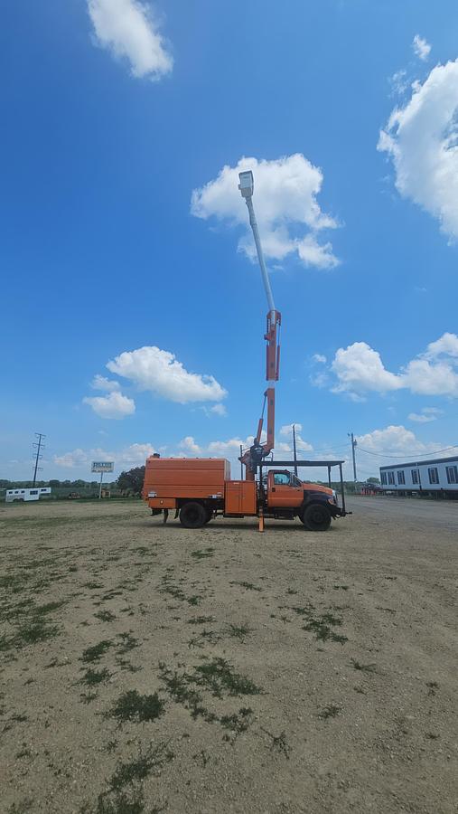 Used 2015 Ford / Altec F750 / LR756