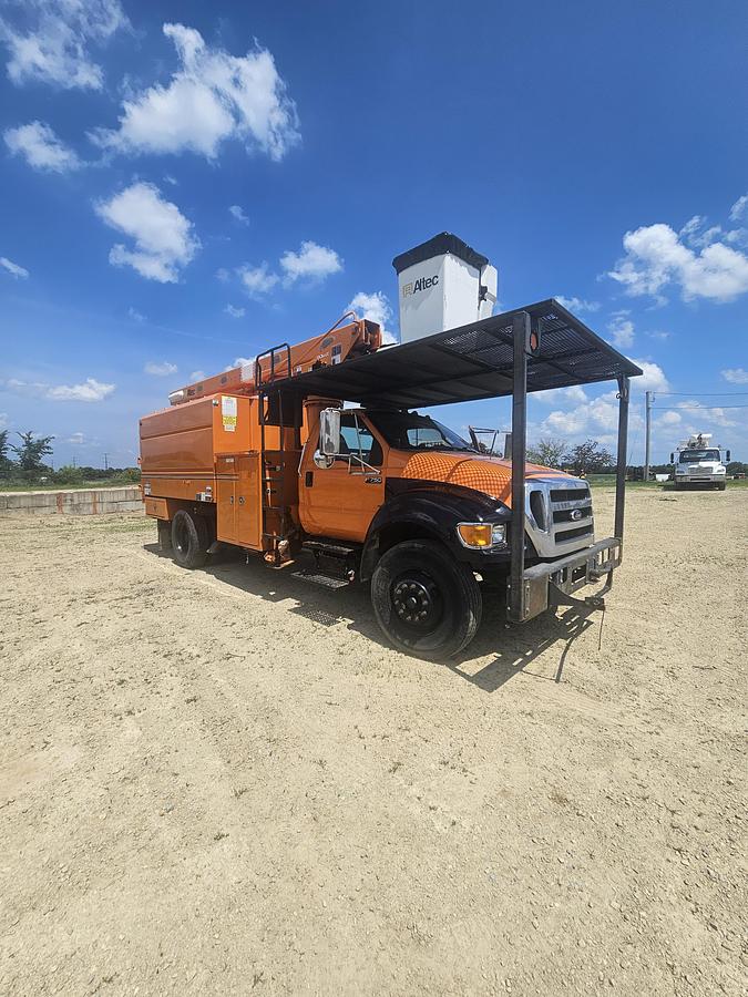 Used 2015 Ford / Altec F750 / LR756