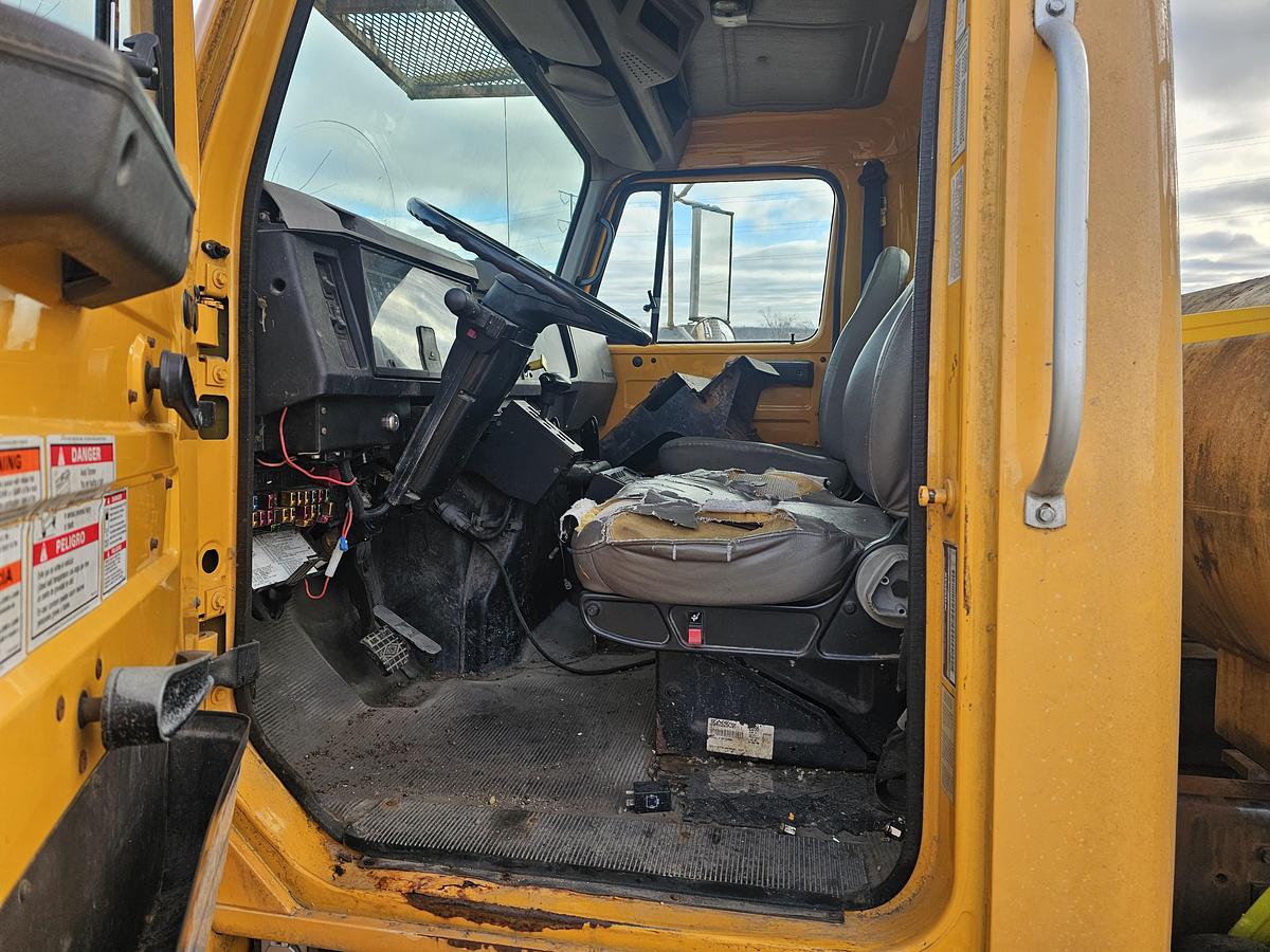 Used 2001 International 4900 Tree Spade