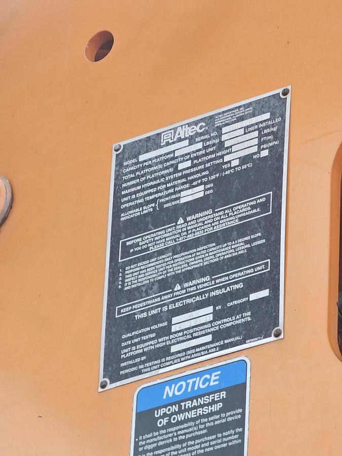 Used 2011 Freightliner / Altec M2106/ LRV56