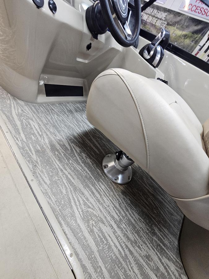 Used 2021 Avalon Excalibur winshield