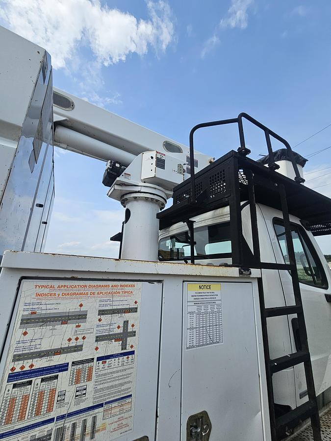 Used 2011 Freightliner / Altec M2106/ LRV55