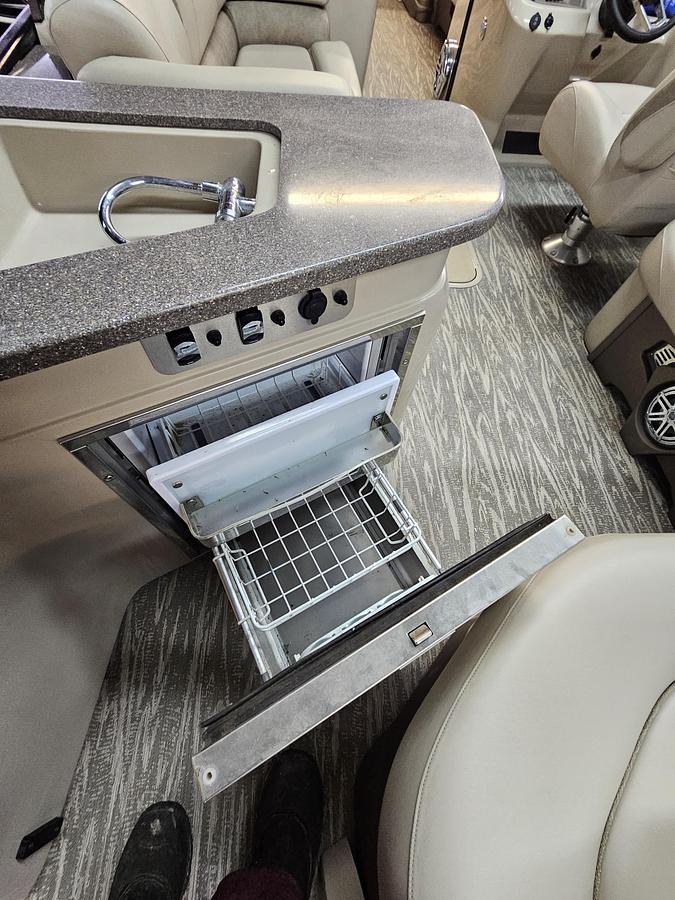 Used 2021 Avalon Excalibur winshield