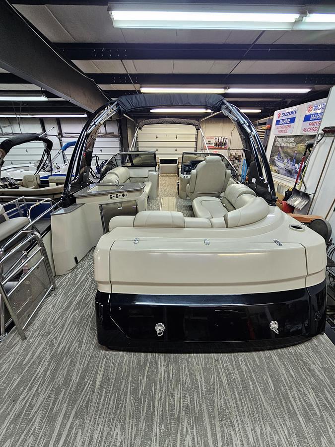 Used 2021 Avalon Excalibur winshield