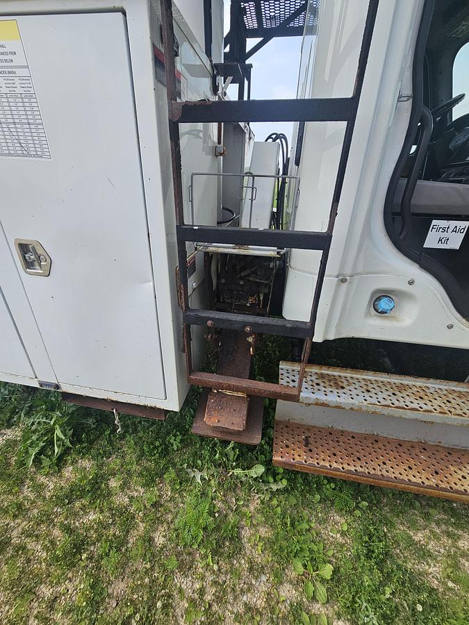 Used 2011 Freightliner / Altec M2106/ LRV55