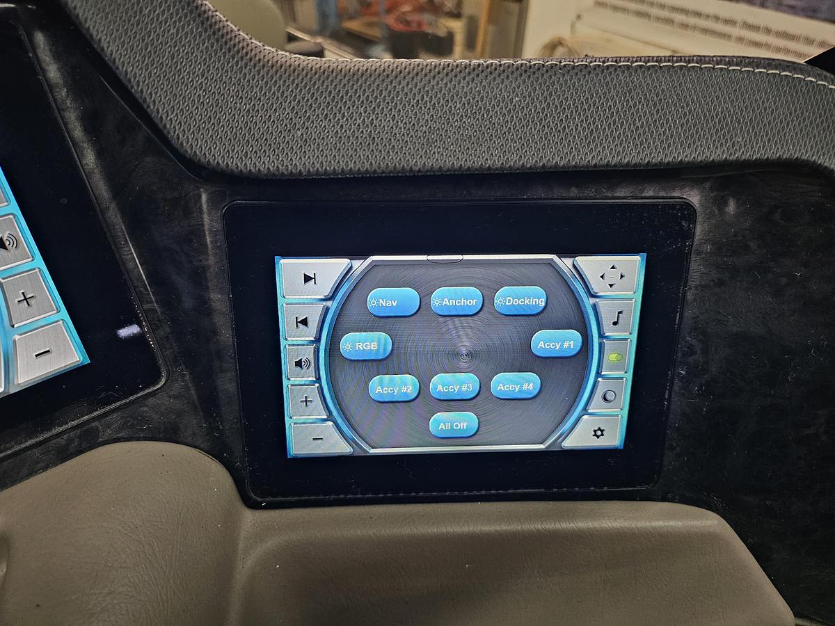 Used 2021 Avalon Excalibur winshield