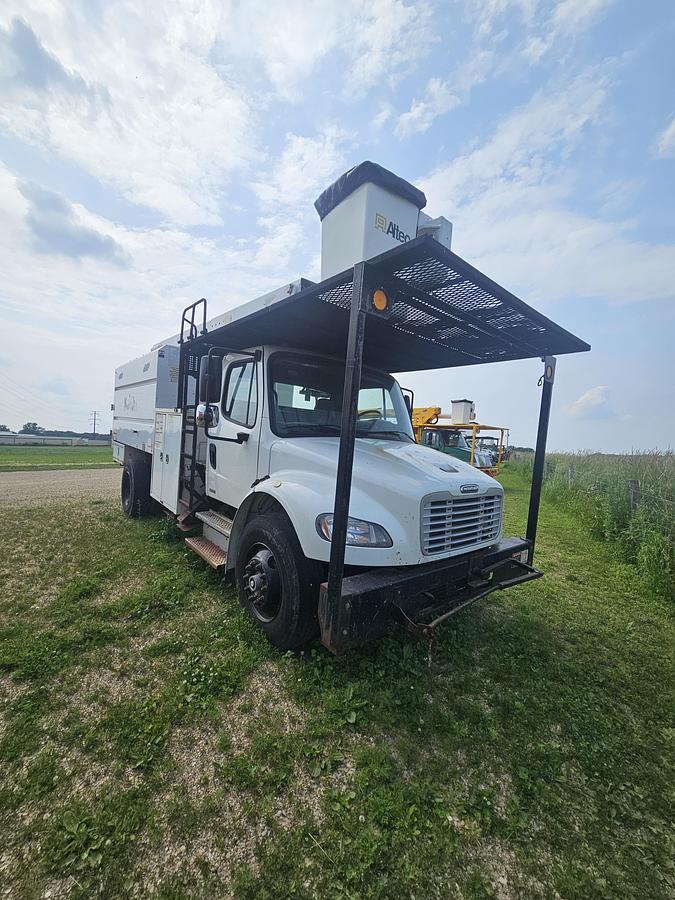 Used 2011 Freightliner / Altec M2106/ LRV55
