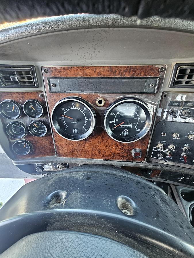 Used 2005 Kenworth T300