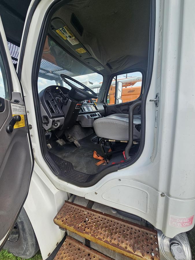 Used 2011 Freightliner / Altec M2106/ LRV55