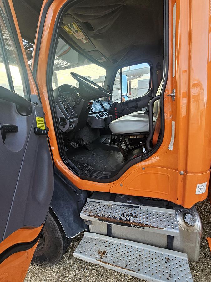 Used 2011 Freightliner / Altec M2106/ LRV56