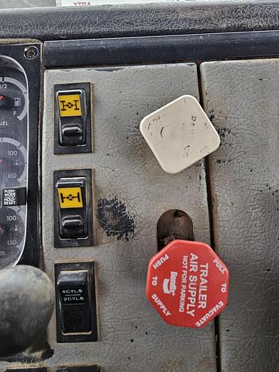 Used 2001 Freightliner FL112