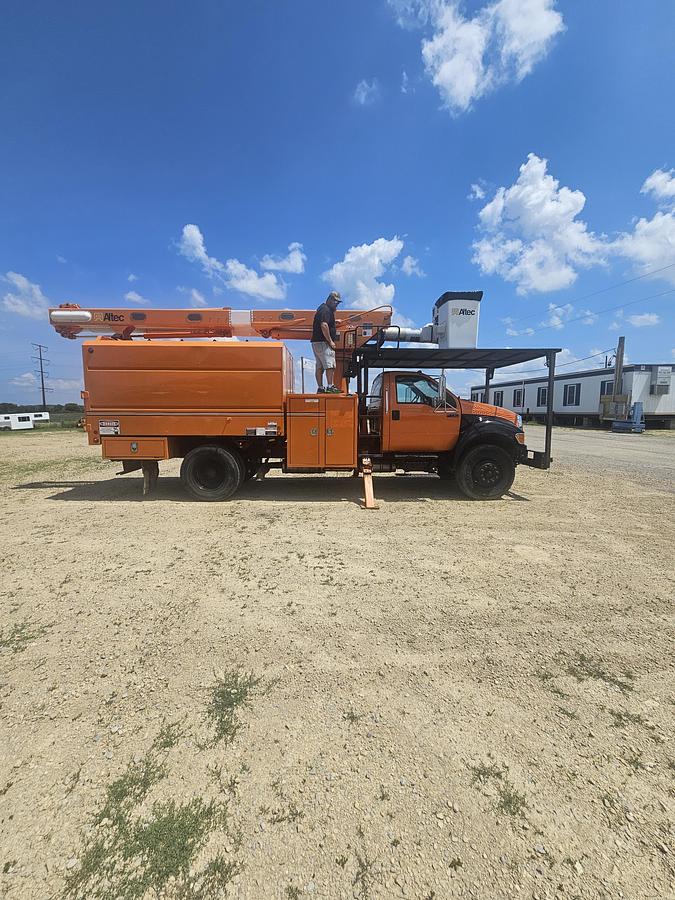 Used 2015 Ford / Altec F750 / LR756