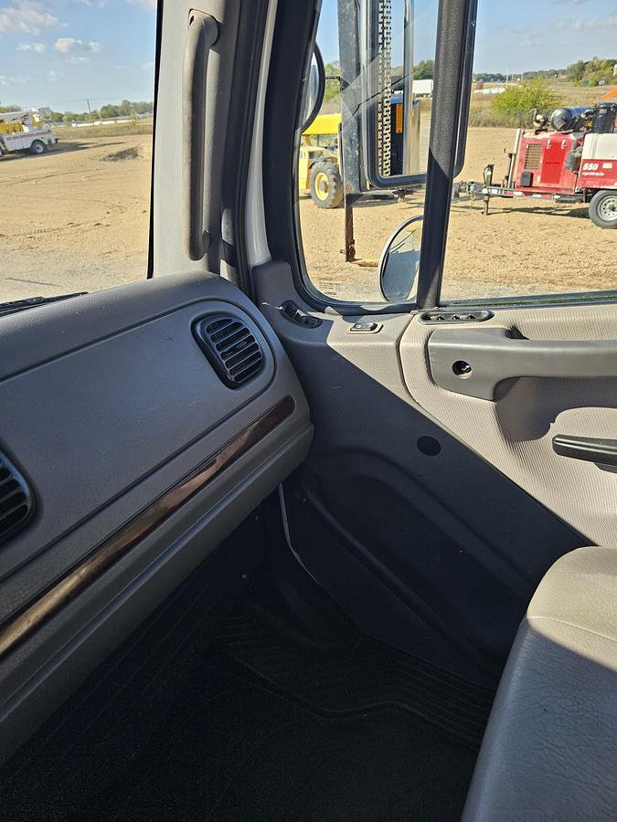 Used 2018 Freightliner SD