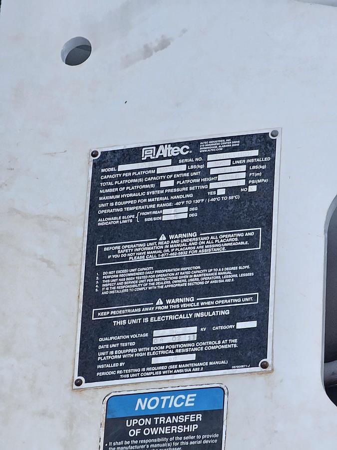 Used 2010 Ford/ Altec F750 /LRV