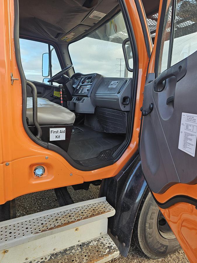 Used 2011 Freightliner / Altec M2106/ LRV56