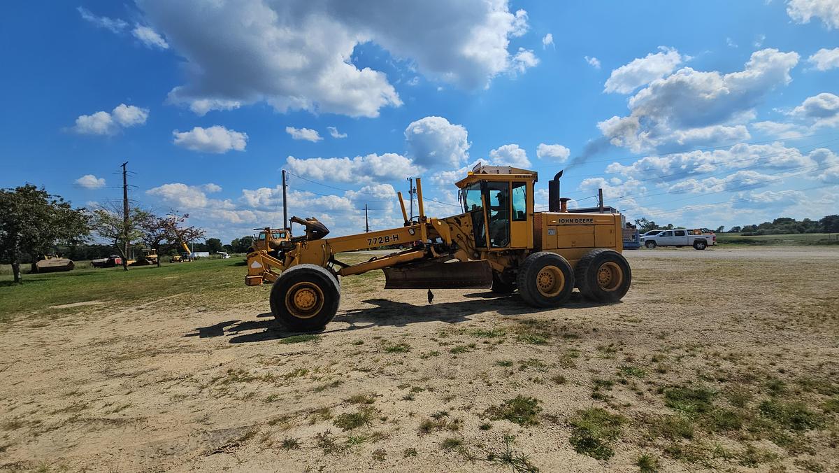 Used 1989 John Deere 772BH